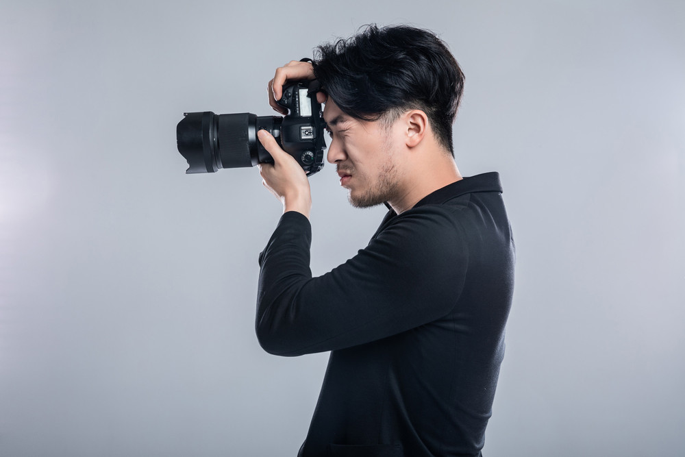 摄图网_501307182_banner_摄影师持相机拍照(非企业商用).jpg